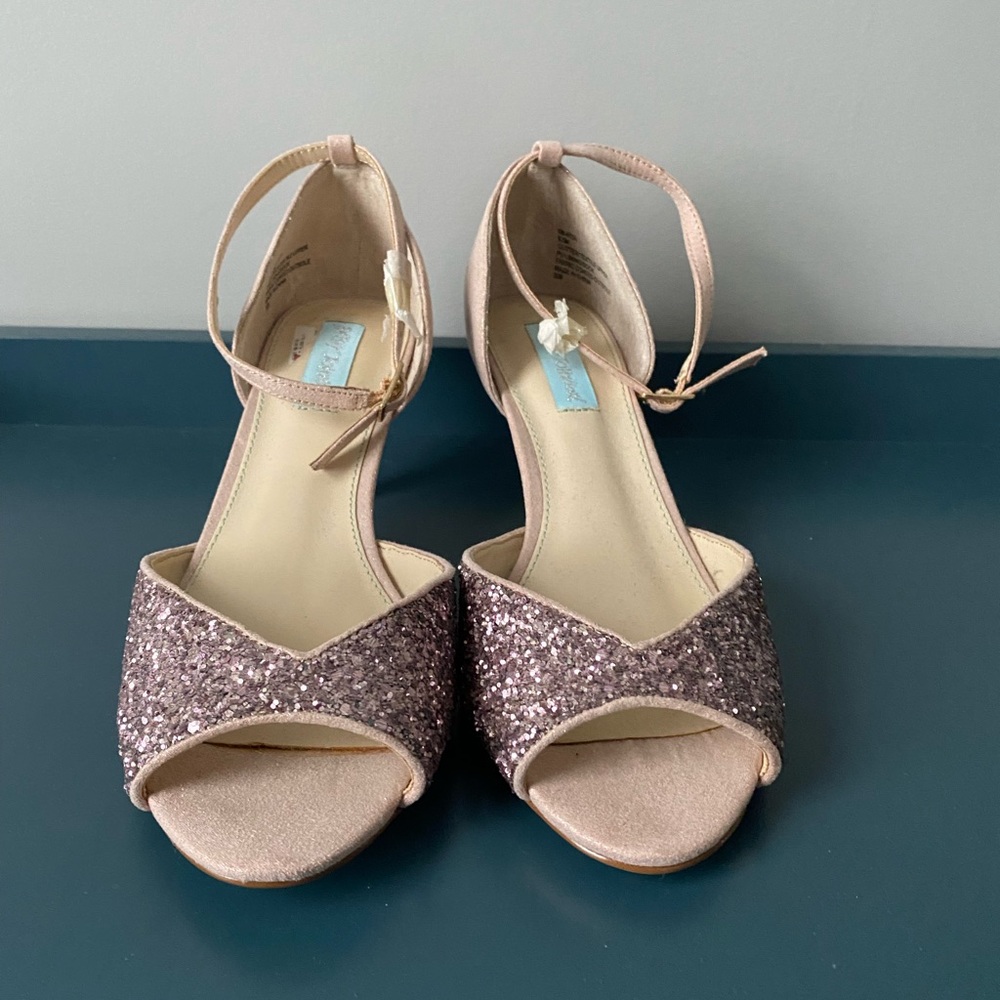 Kate Spade pump this shoe is dreamy.